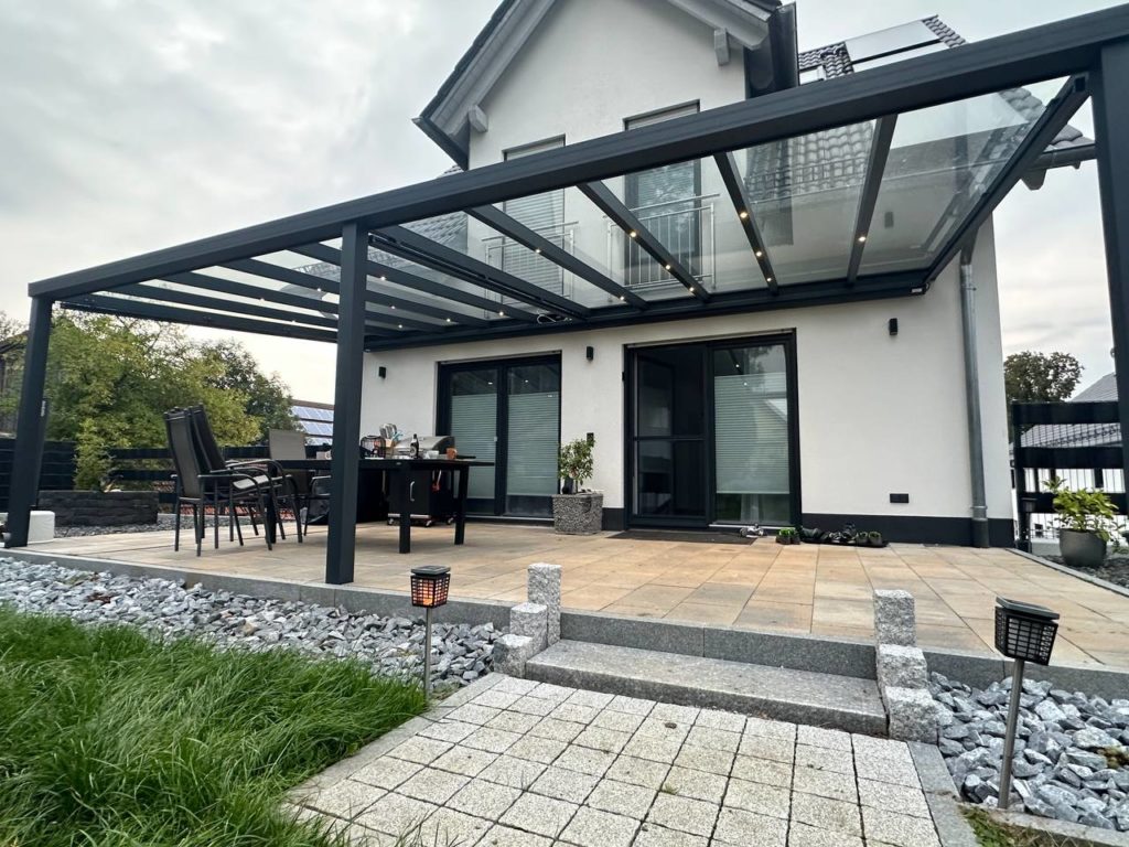 Terrassenüberdachung Augsburg mit Beleuchtung und Glas