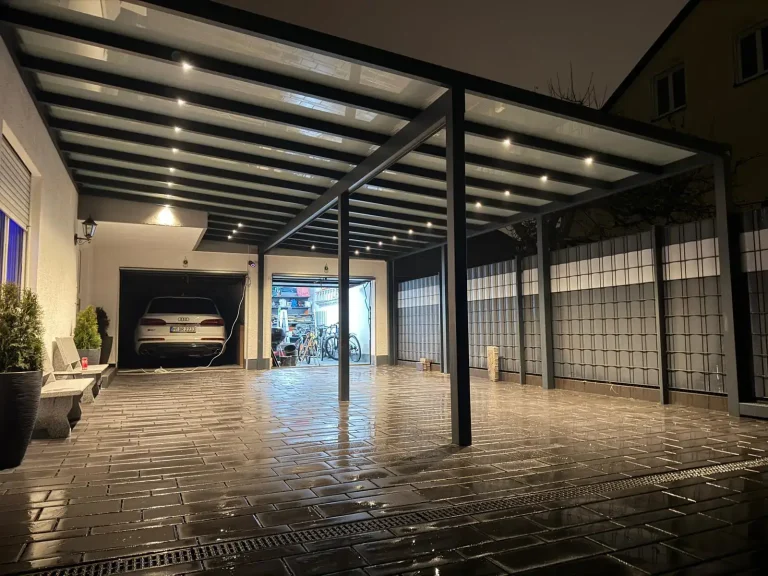 Großes Carport mit Wandanschluss in Aichach in Anthrazit mit VSG Mattglas und LED-Beleuchtung
