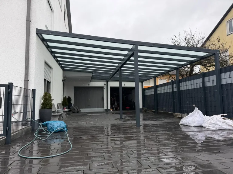 Großes Carport mit Wandanschluss in Aichach in Anthrazit mit VSG Mattglas und LED-Beleuchtung