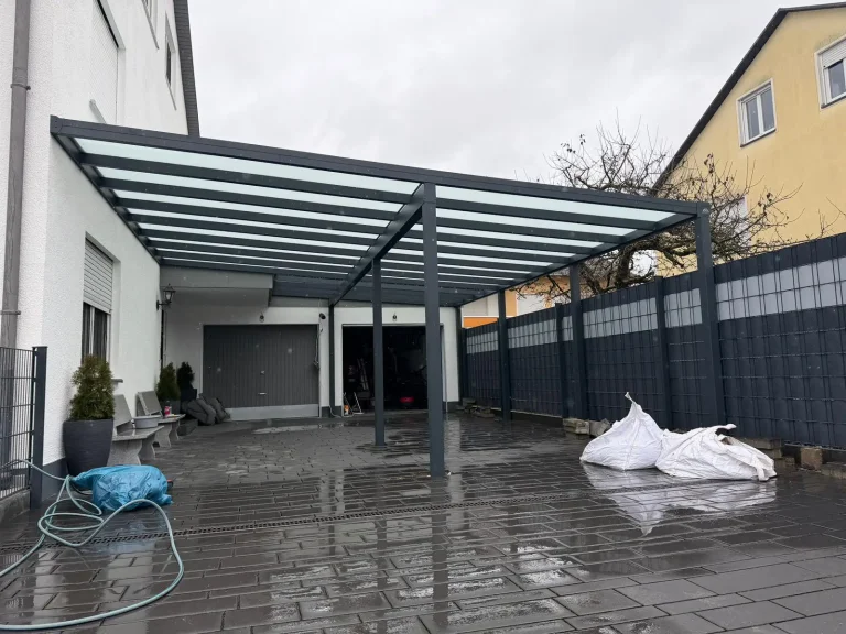 Großes Carport mit Wandanschluss in Aichach in Anthrazit mit VSG Mattglas und LED-Beleuchtung