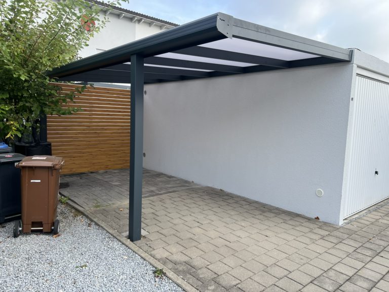 Carport mit Wandanschluss aus Aluminium in Gersthofen mit Polycarbonat-Dach und Seitenwand in Holzoptik