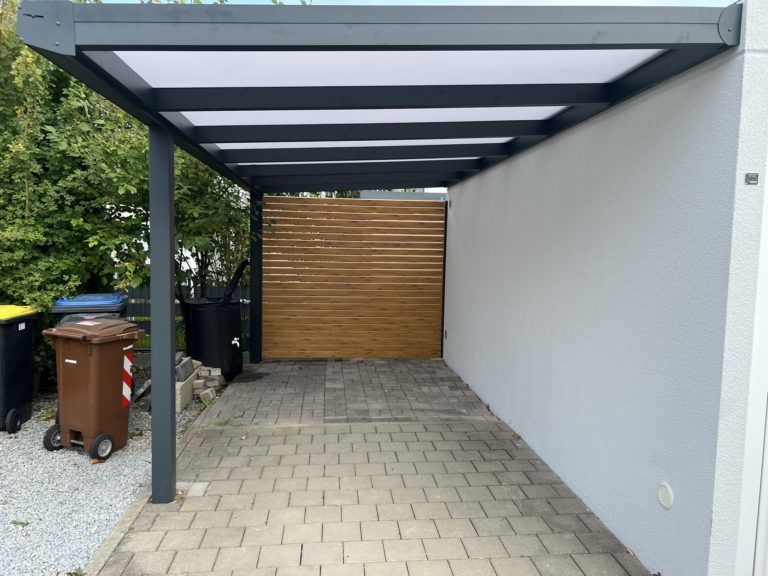 Carport mit Wandanschluss aus Aluminium in Gersthofen mit Polycarbonat-Dach und Seitenwand in Holzoptik