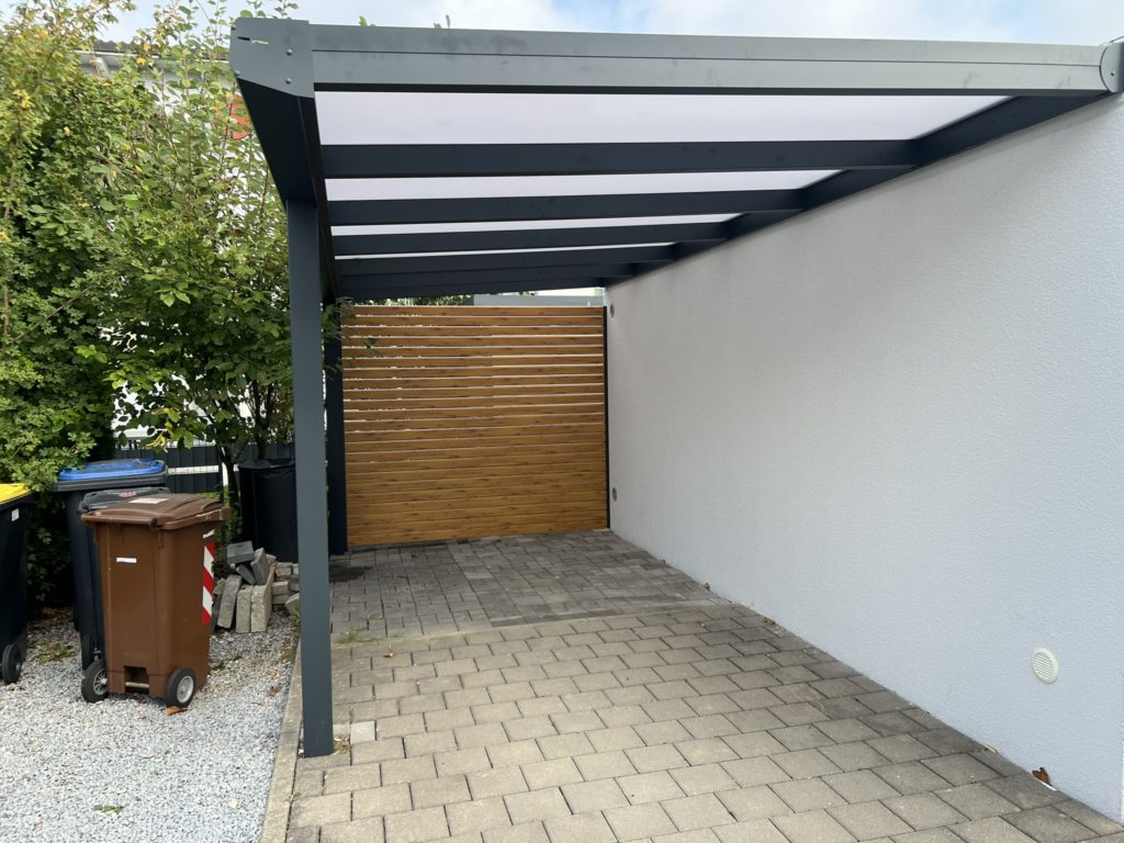 Modernes Carport in Gersthofen mit Seitenwand