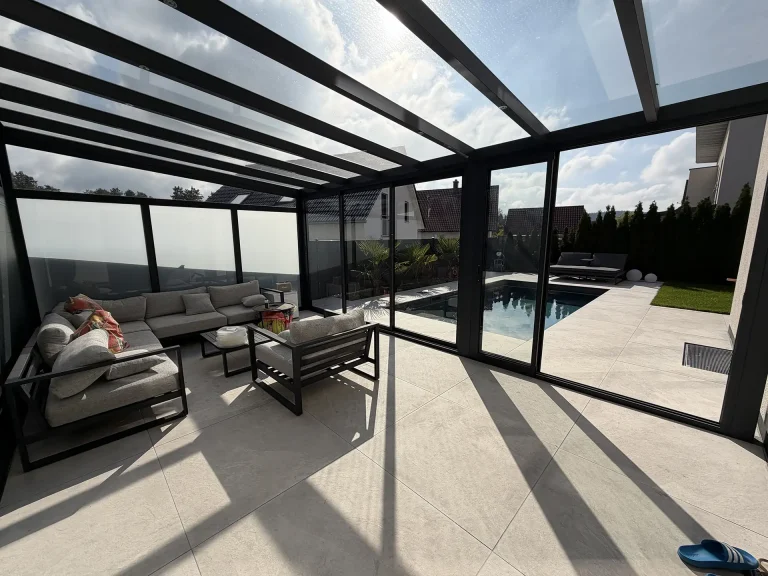 Terrassenüberdachung in Fischach bei Augsburg in Anthrazit mit Glasschiebeanlage direkt am Pool