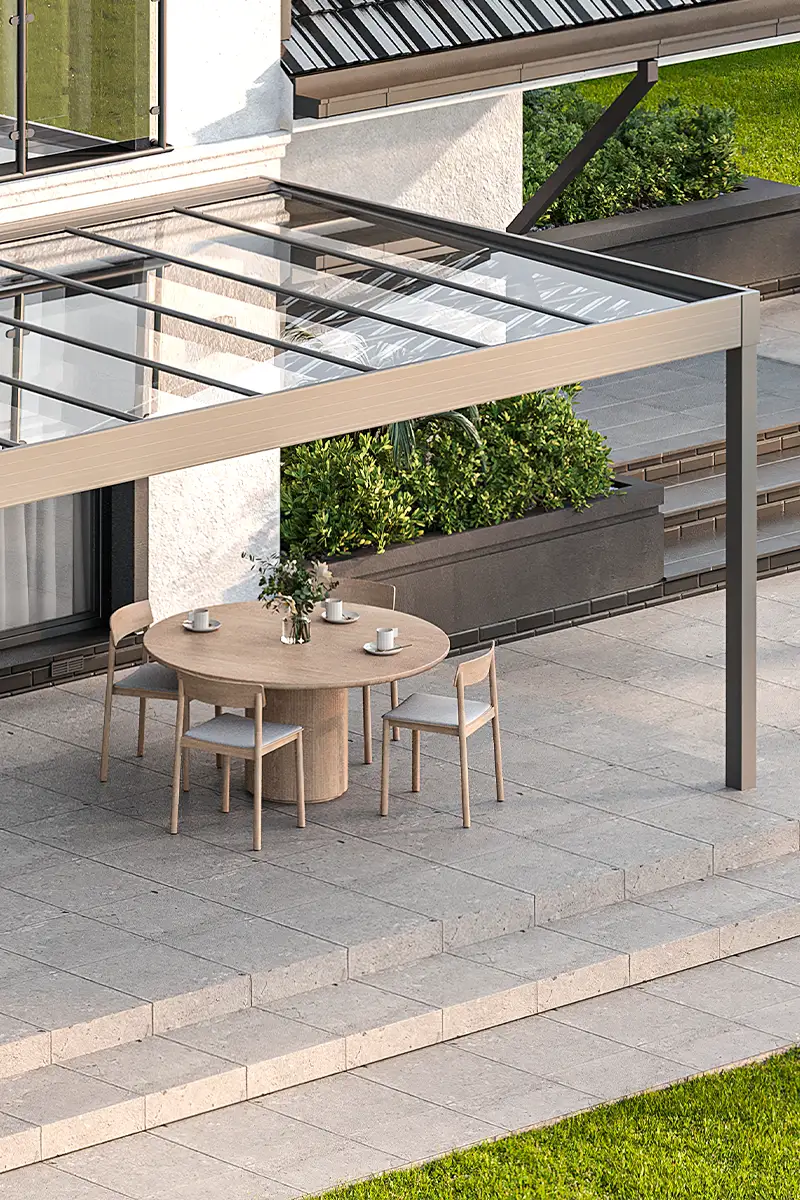 Kubische Terrassenüberdachung in Augsburg aus Aluminium und Glas