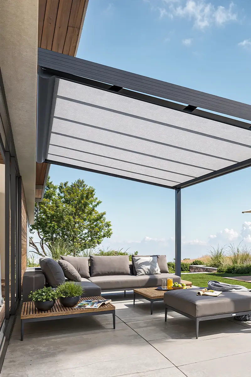 Terrassenüberdachung mit integrierter Markise in Augsburg