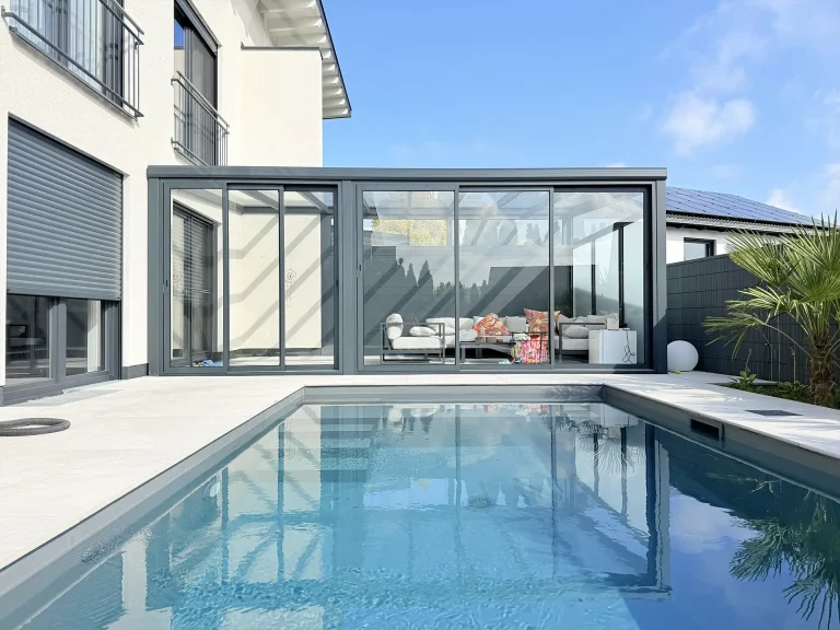 Terrassenüberdachung in Fischach bei Augsburg in Anthrazit mit Glasschiebeanlage direkt am Pool