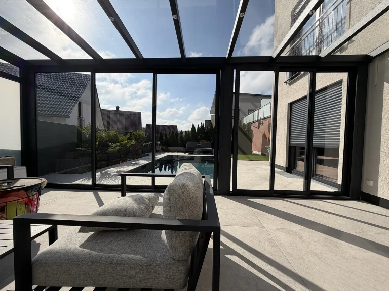 Terrassenüberdachung in Fischach bei Augsburg in Anthrazit mit Glasschiebeanlage direkt am Pool