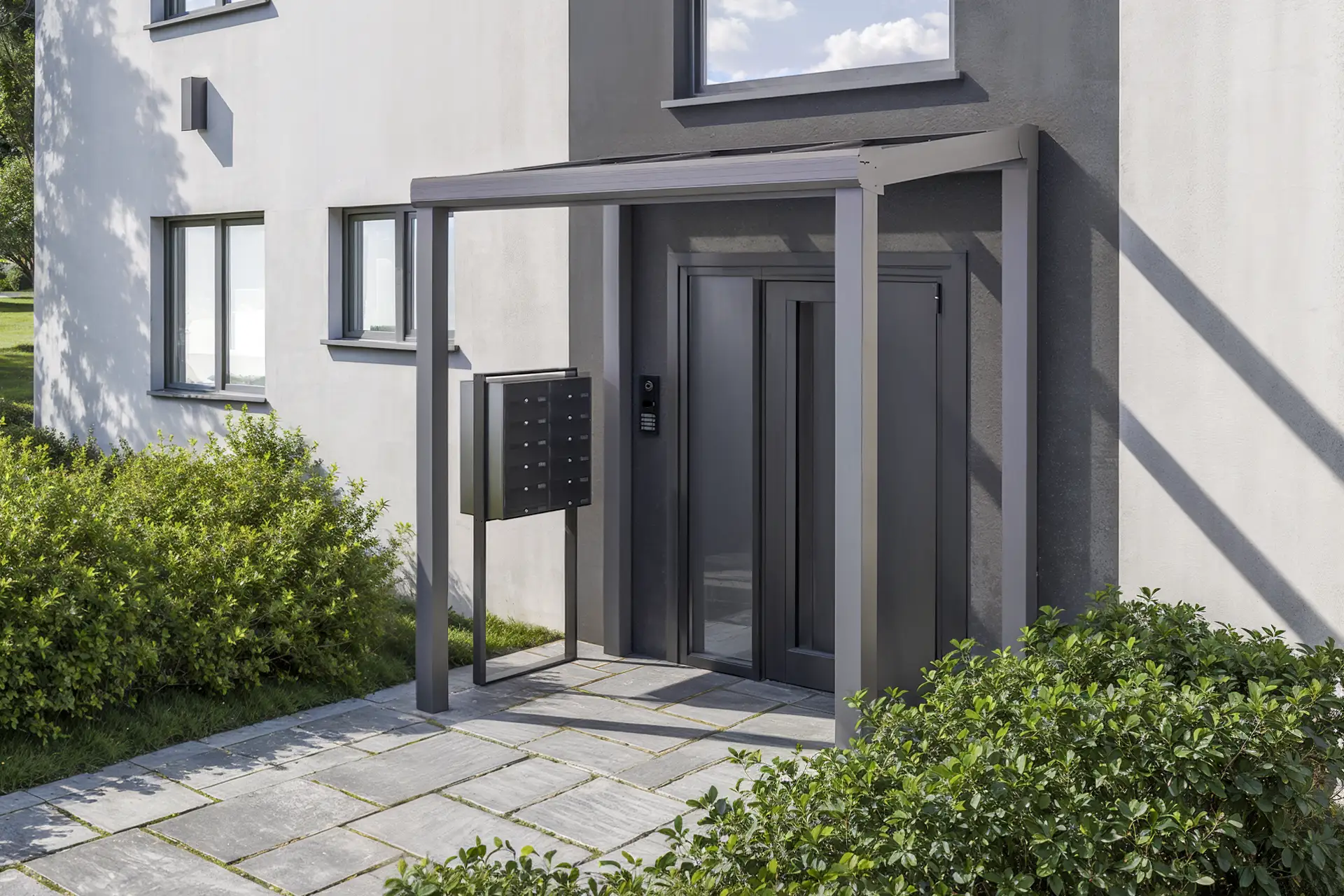 Eingangsüberdachung aus Glas und Aluminium in Augsburg für geschützten Hauseingang