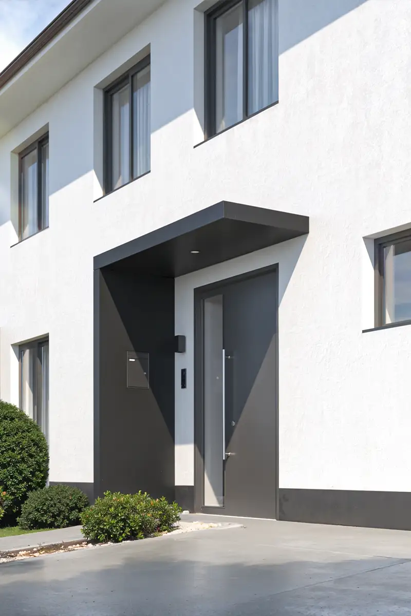 Eingangsüberdachung mit Beleuchtung und Briefkasten in Augsburg