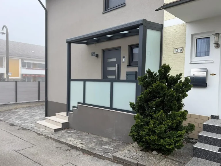 Vordach Kaufbeuren im Allgäu aus Aluminium und Glas