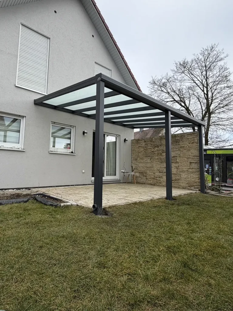 Aluminium Terrassenüberdachung mit LED Beleuchtung