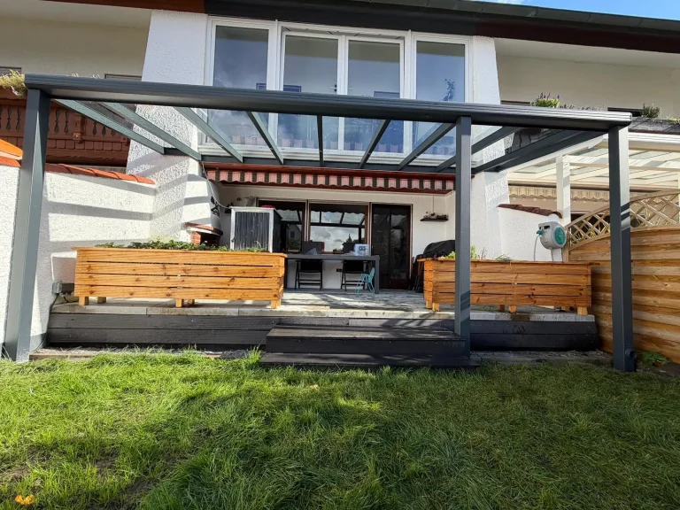 Aluminium Terrassenüberdachung mit LED Beleuchtung