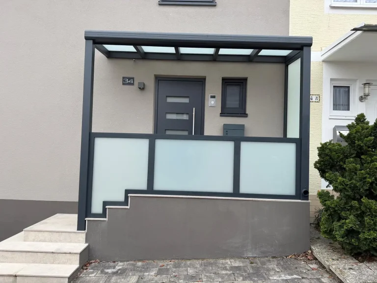 Vordach mit Festverglasung seitlich