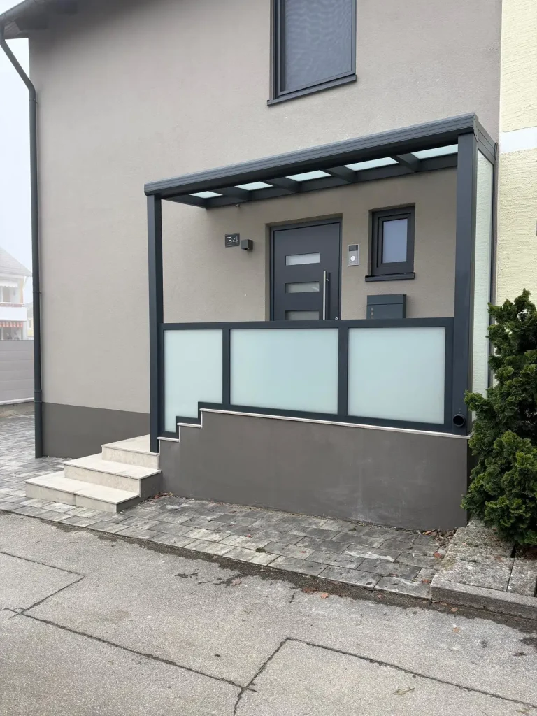 Vordach Kaufbeuren im Allgäu aus Aluminium und Glas
