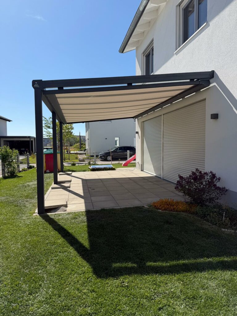 Terrassenüberdachung in Penzin bei Landsberg aus Aluminium mit Unterdachmarkise