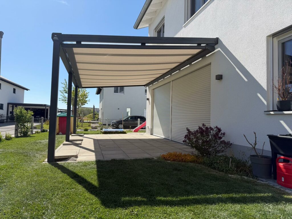 Terrassenüberdachung in Penzin bei Landsberg aus Aluminium mit Unterdachmarkise