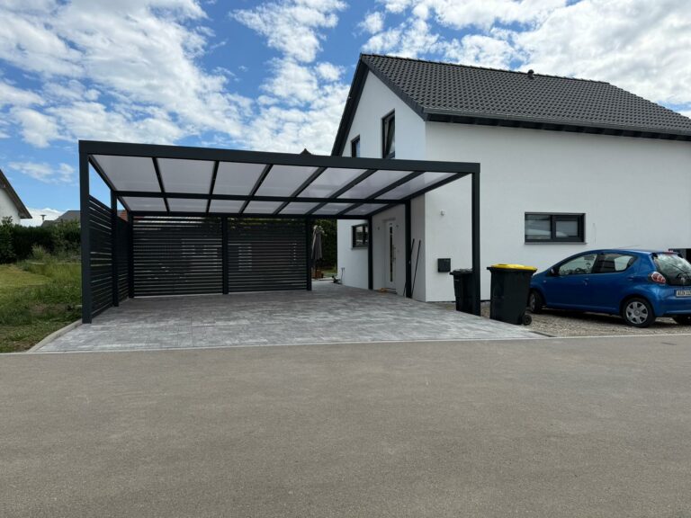 Carport in Kammeltal mit Seitenwand, Glas und Aluminium für Einfamilienhaus