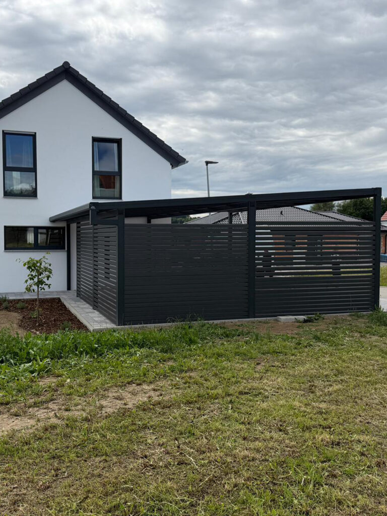 Carport in Kammeltal mit Seitenwand, Glas und Aluminium für EinfamilienhausCarport in Kamenthal mit Seitenwand, Glas und Aluminium für Einfamilienhaus