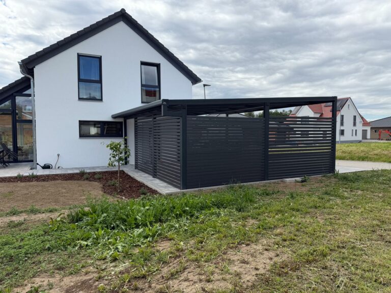 Carport in Kammeltal mit Seitenwand, Glas und Aluminium für Einfamilienhaus