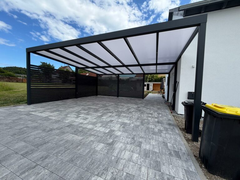Carport in Kammeltal mit Seitenwand, Glas und Aluminium für Einfamilienhaus