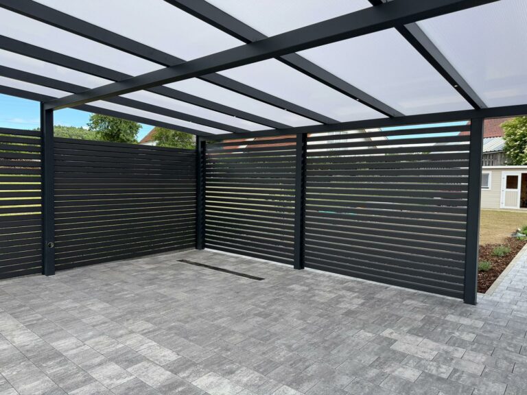 Carport in Kammeltal mit Seitenwand, Glas und Aluminium für Einfamilienhaus