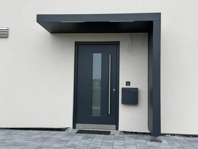 Moderne Eingangsüberdachuang Bobingen mit LED Beleuchtung