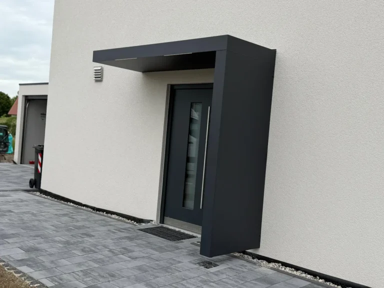 Frontline Eingangsüberdachung Bobingen mit Seitenwand