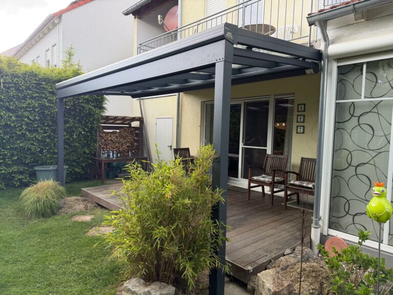 Terrassenüberdachung in Schrobenhausen aus Aluminium mit LED Beleuchtung und Markise