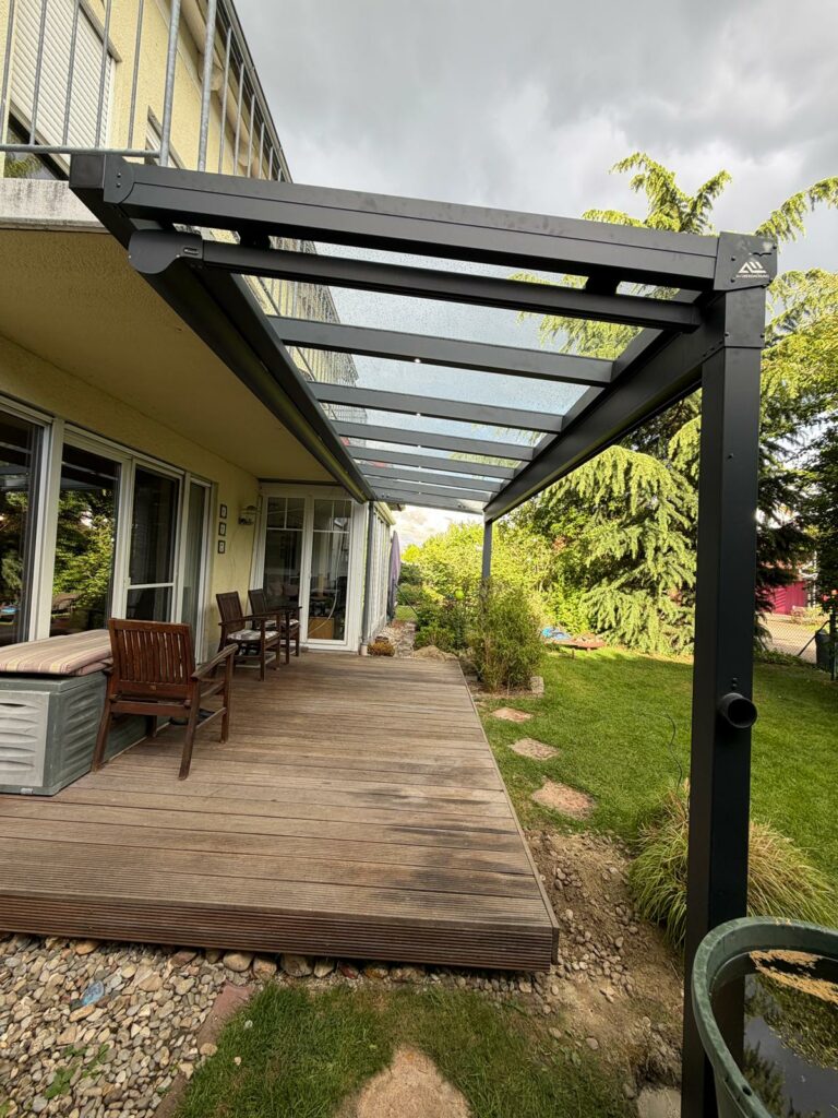 Terrassenüberdachung in Schrobenhausen aus Aluminium mit LED Beleuchtung und Markise