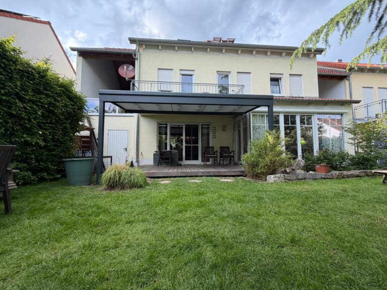 Terrassenüberdachung in Schrobenhausen aus Aluminium mit LED Beleuchtung und Markise