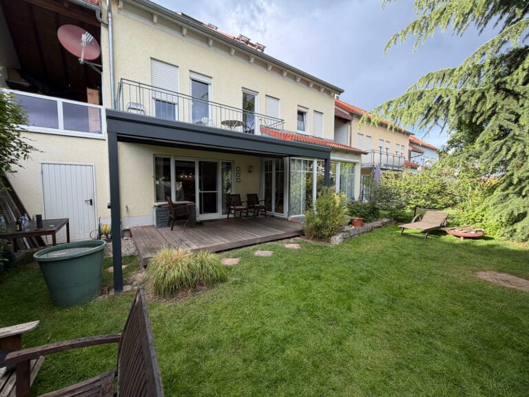 Terrassenüberdachung in Schrobenhausen aus Aluminium mit LED Beleuchtung und Markise