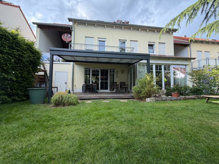 Terrassenüberdachung in Schrobenhausen aus Aluminium mit LED Beleuchtung und Markise