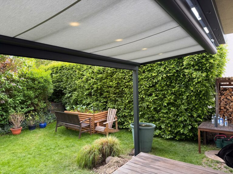 Terrassenüberdachung in Schrobenhausen aus Aluminium mit LED Beleuchtung und Markise